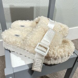 UGGS Fluffita Women’s 7 White Slide Sandal Casual Slipper Comfort Faux Fur